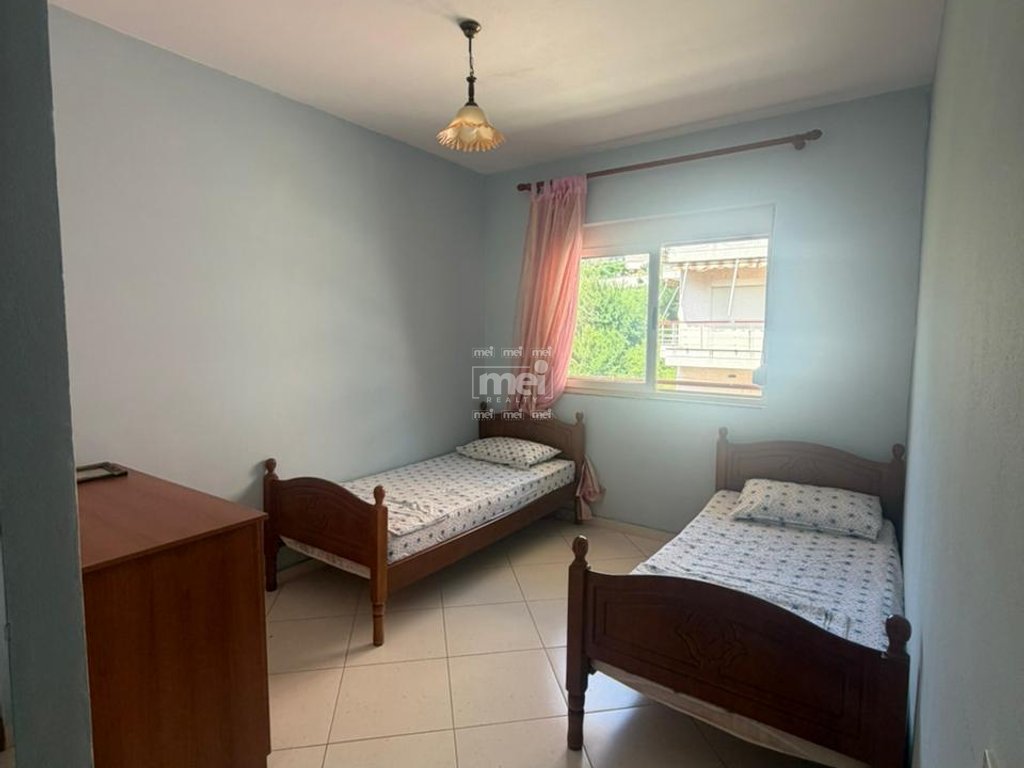 SHITET APARTAMENT 1+1 NË SHKËMBIN E KAVAJËS, SIPËR SHINAVE!
