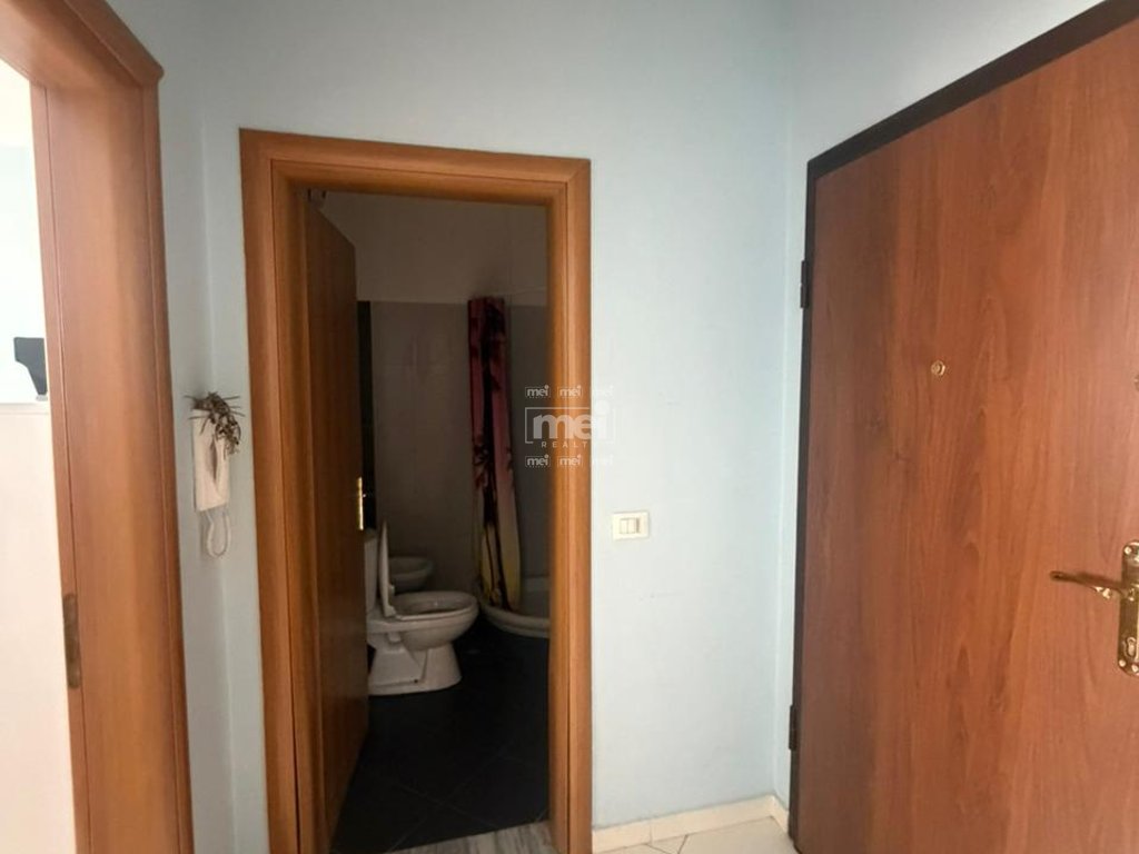 SHITET APARTAMENT 1+1 NË SHKËMBIN E KAVAJËS, SIPËR SHINAVE!