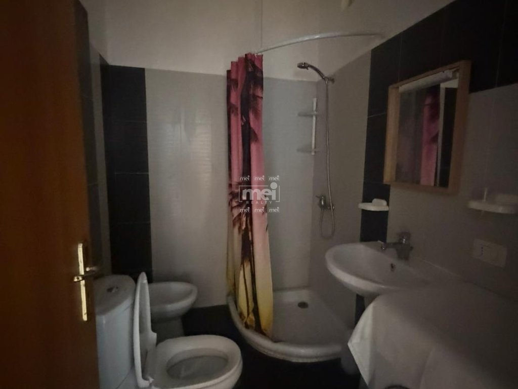 SHITET APARTAMENT 1+1 NË SHKËMBIN E KAVAJËS, SIPËR SHINAVE!