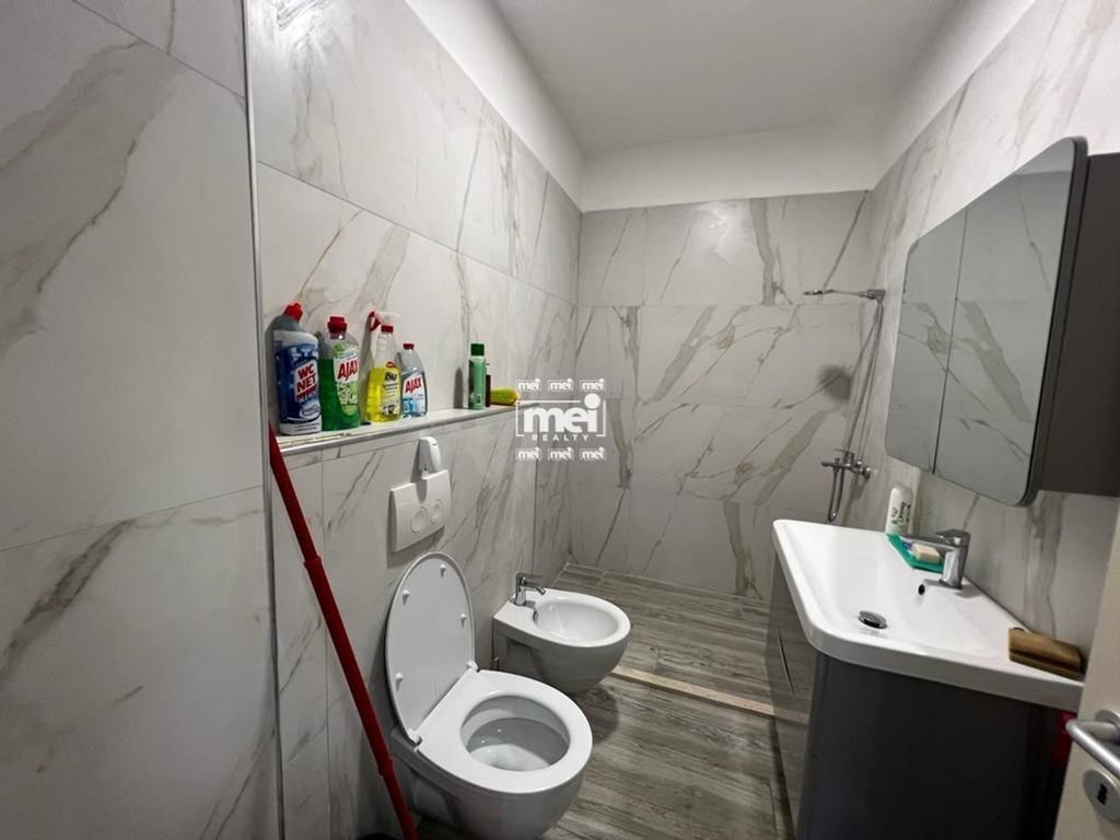 JEPET ME QIRA APARTAMENT 1+1 TEK RRUGA E RE E PORTIT ME PAMJE NGA DETI !