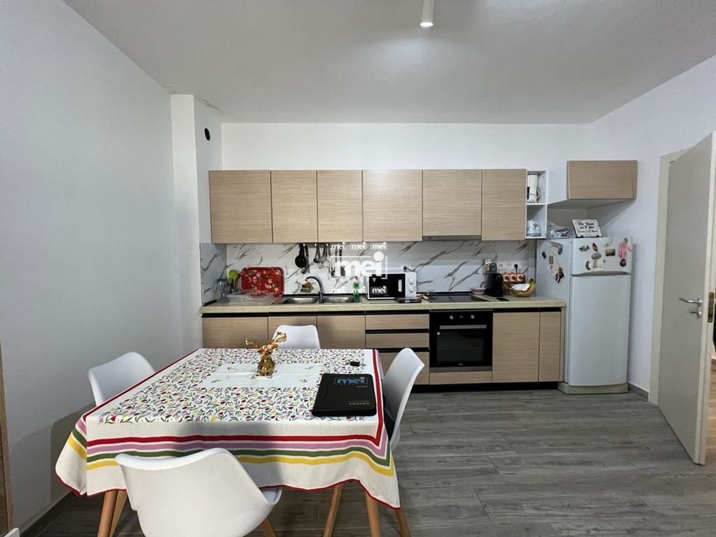 JEPET ME QIRA APARTAMENT 1+1 TEK RRUGA E RE E PORTIT ME PAMJE NGA DETI !