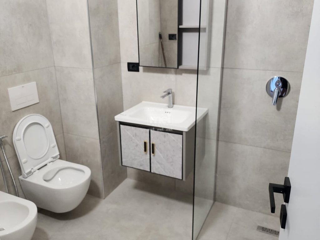 SHITET APARTAMENT 3+1+2  ME PAMJE NGA DETI,TEK RRUGA E RE E PORTIT!
