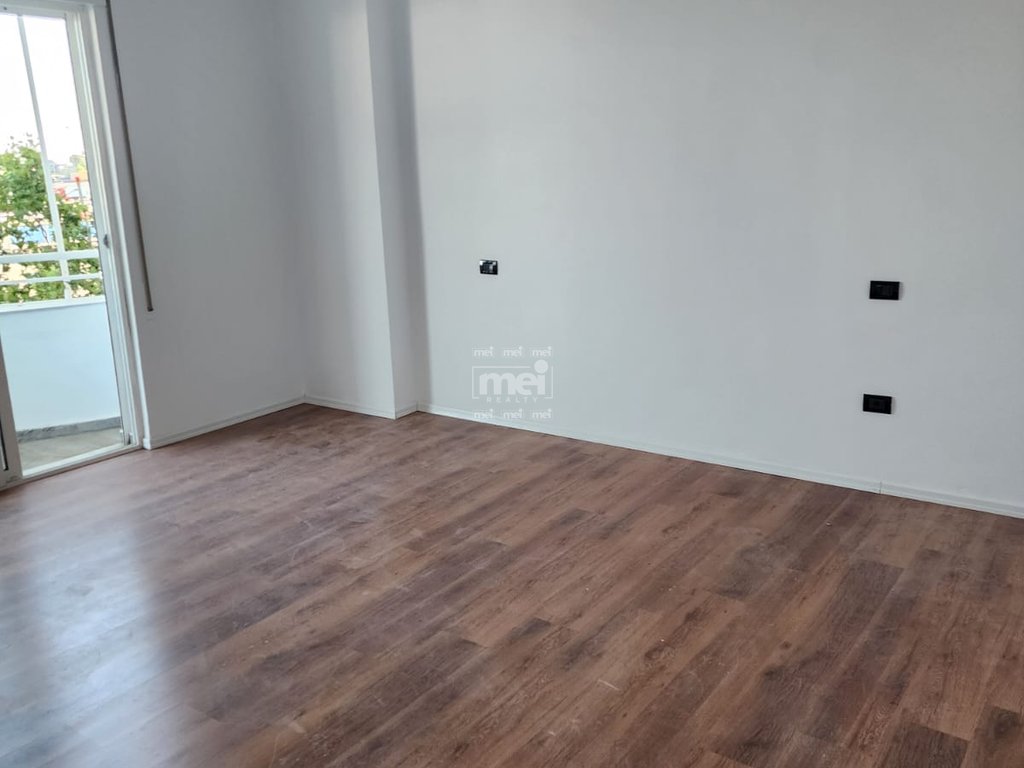 SHITET APARTAMENT 3+1+2  ME PAMJE NGA DETI,TEK RRUGA E RE E PORTIT!