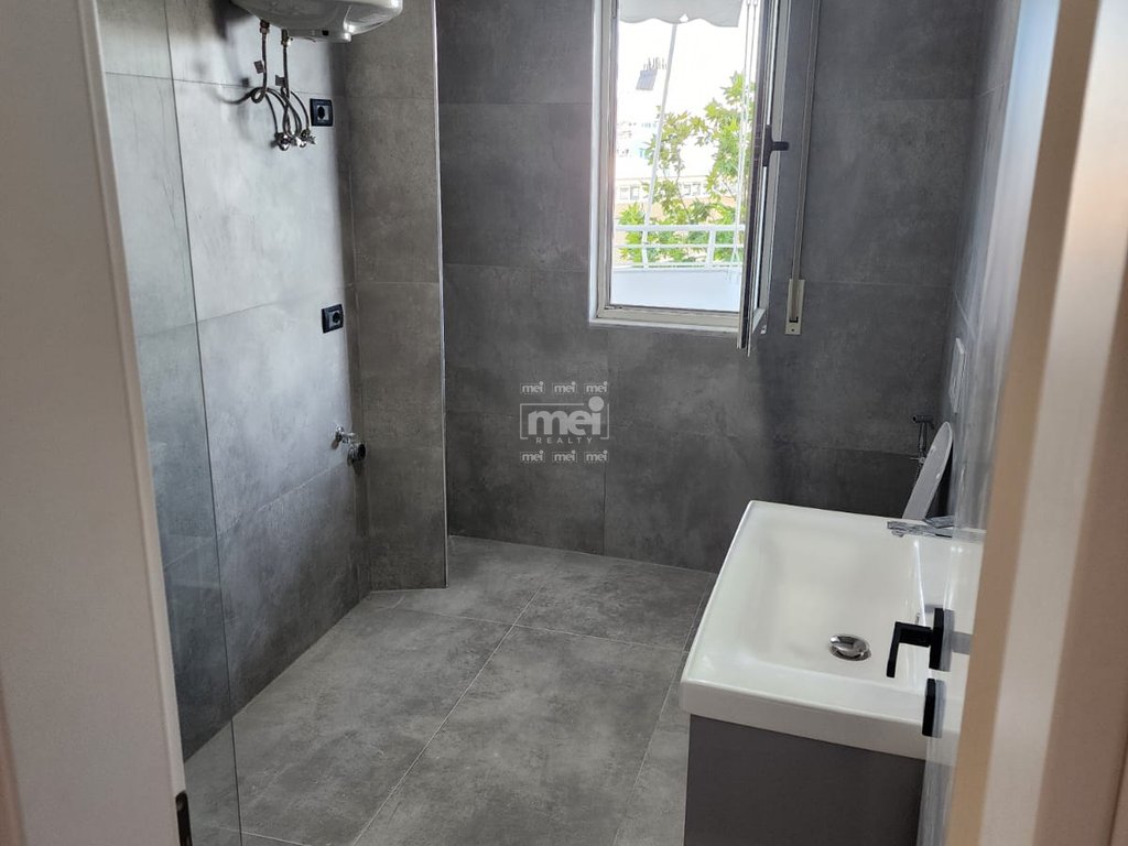 SHITET APARTAMENT 3+1+2  ME PAMJE NGA DETI,TEK RRUGA E RE E PORTIT!