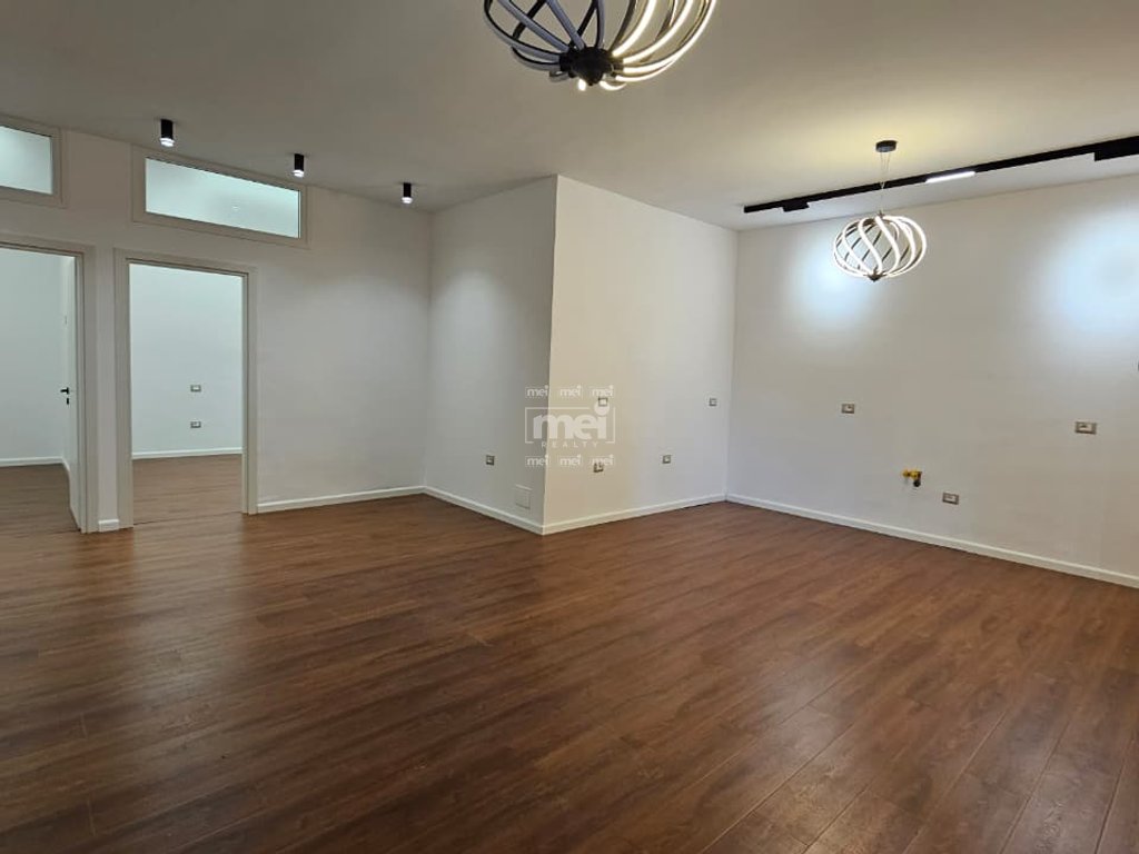 SHITET APARTAMENT 2+1+2 ME VERANDË, PRANË GJYKATËS!
