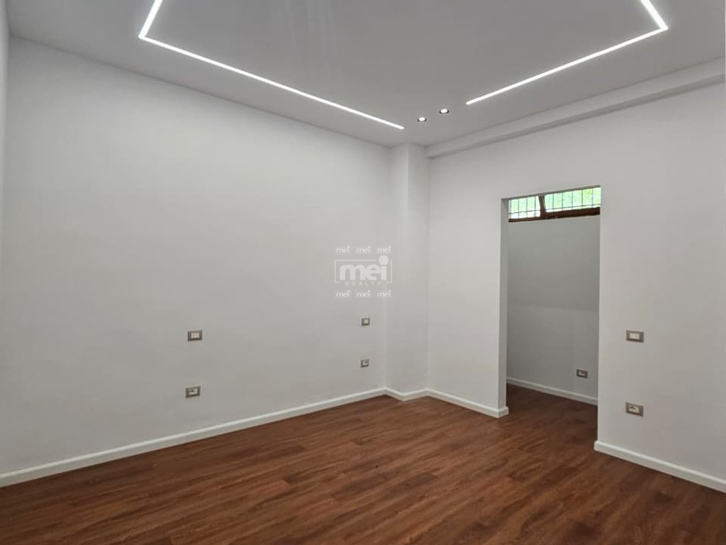 SHITET APARTAMENT 2+1+2 ME VERANDË, PRANË GJYKATËS!