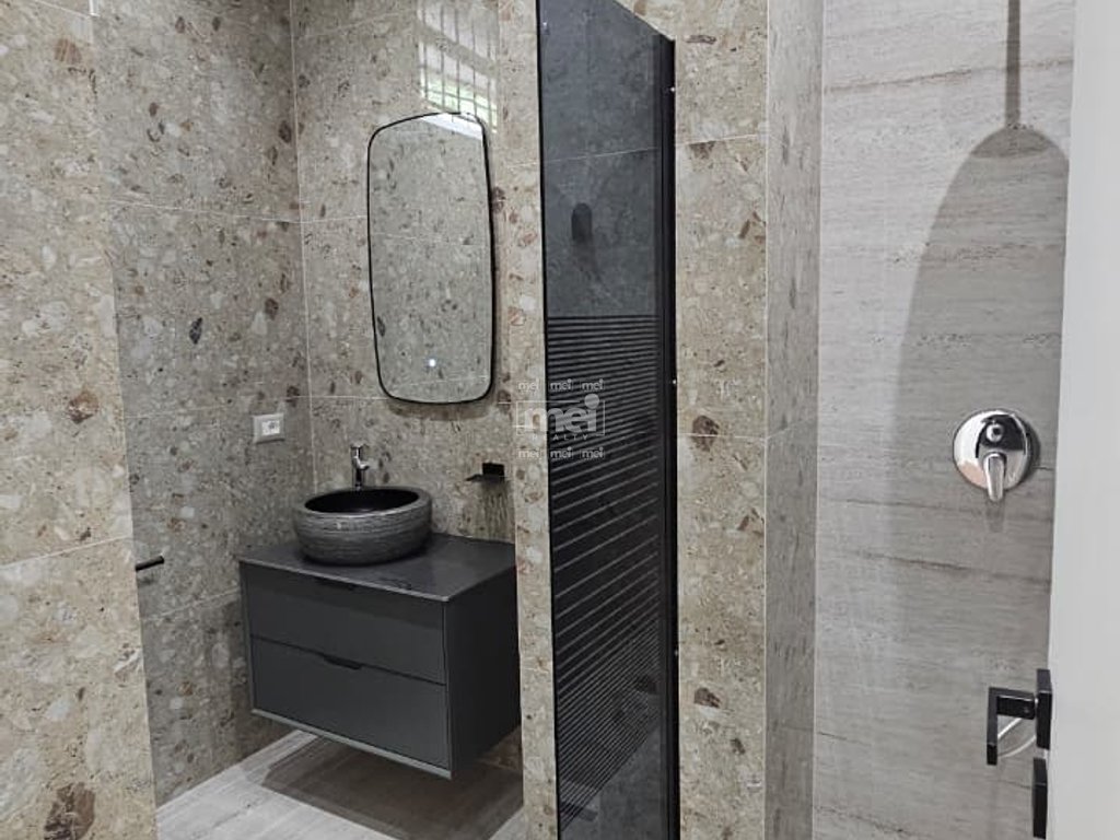 SHITET APARTAMENT 2+1+2 ME VERANDË, PRANË GJYKATËS!