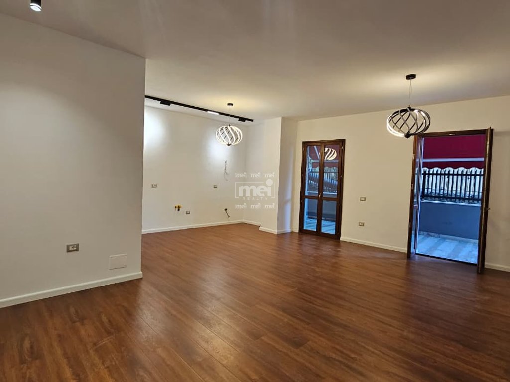 SHITET APARTAMENT 2+1+2 ME VERANDË, PRANË GJYKATËS!