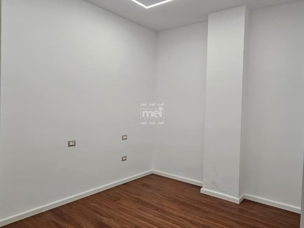 SHITET APARTAMENT 2+1+2 ME VERANDË, PRANË GJYKATËS!