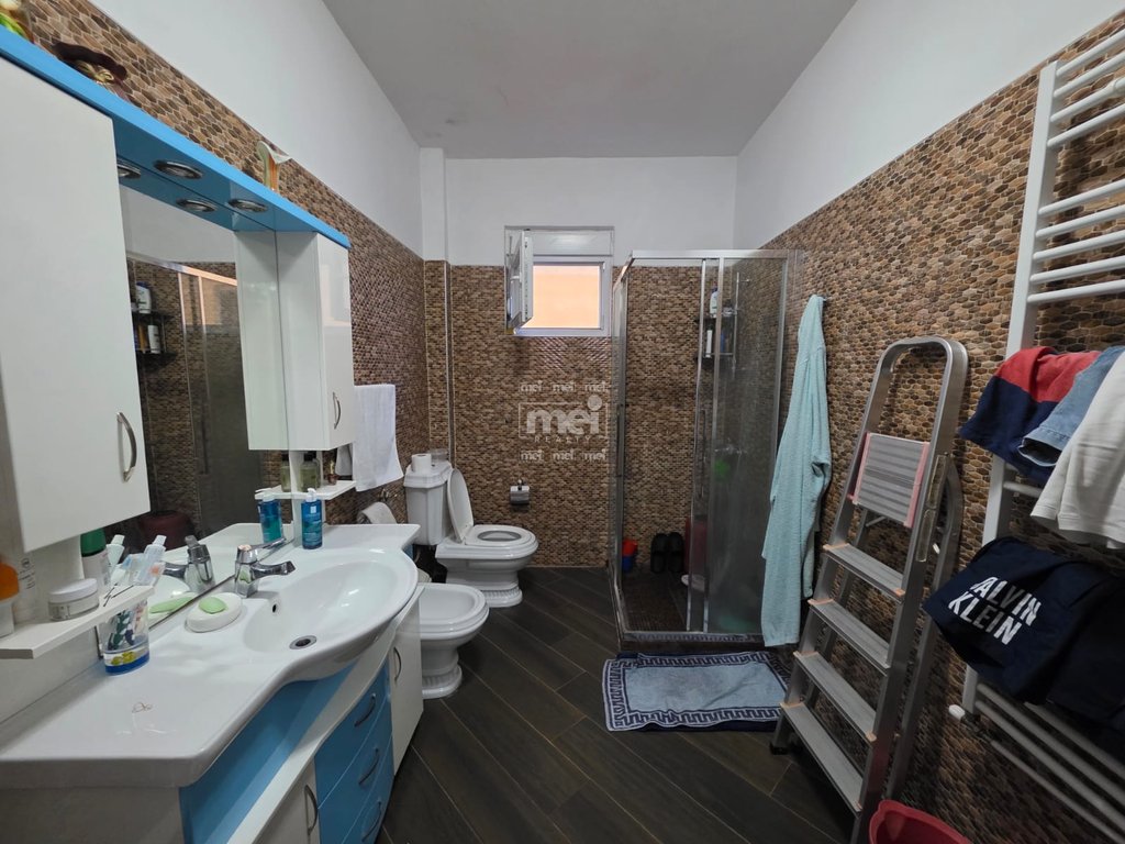 SHITET APARTAMENT 3+1 TE LAGJIA 18 PRANE "VALA PARK"