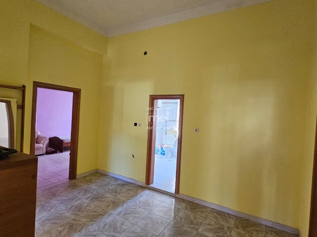 SHITET APARTAMENT 2+1+2 NË QENDËR TË DURRËSIT!