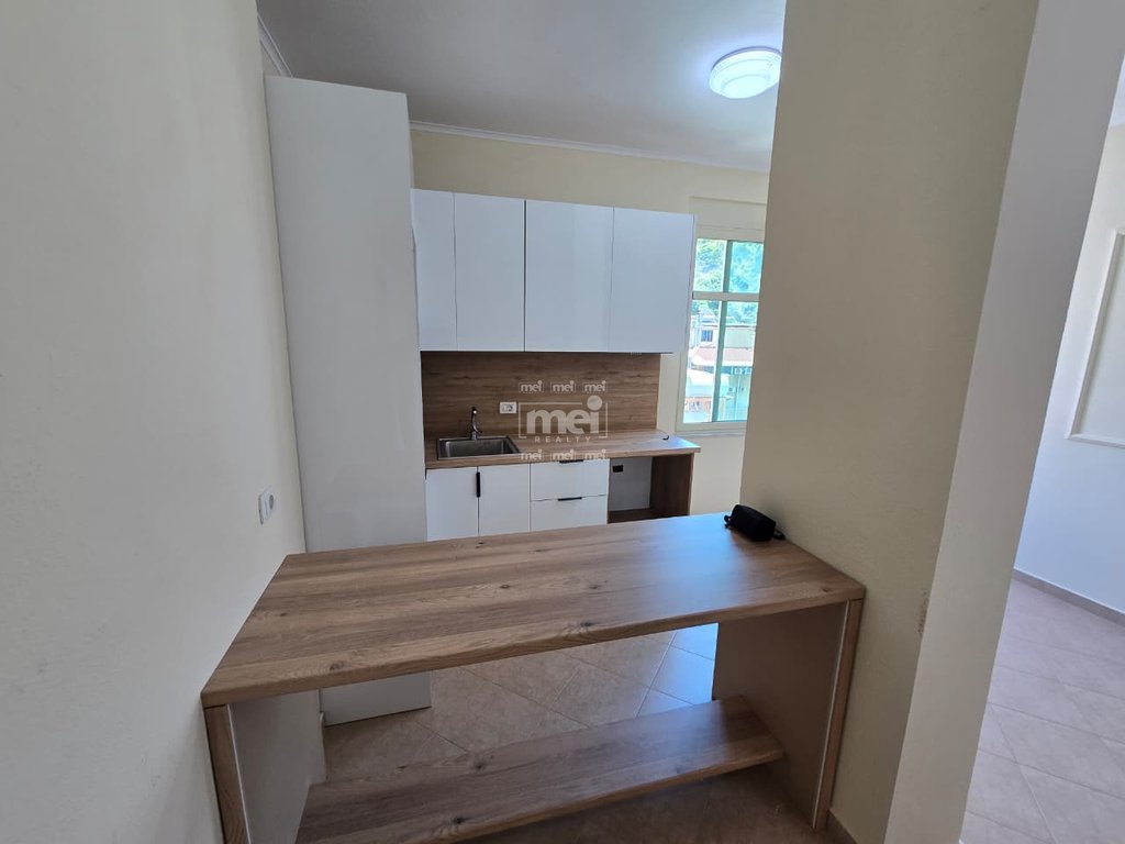 SHITET APARTAMENT 1+1 NË SHKËMBIN E KAVAJËS – PRANË HOTEL LEONARDO!