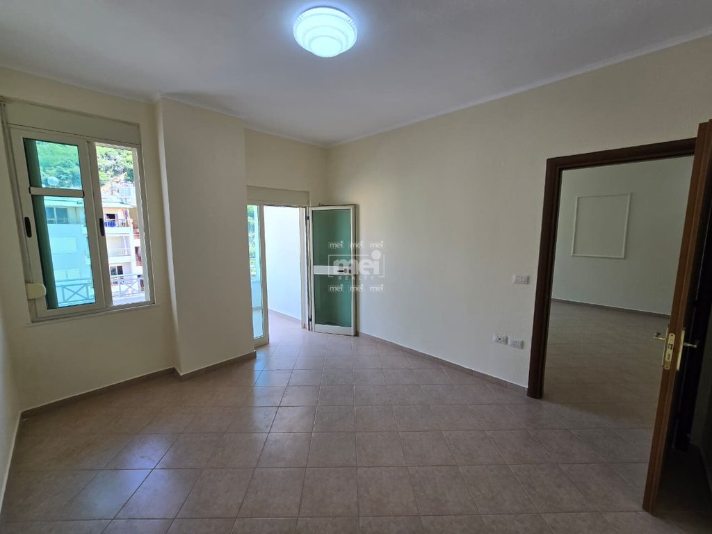 SHITET APARTAMENT 1+1 NË SHKËMBIN E KAVAJËS – PRANË HOTEL LEONARDO!