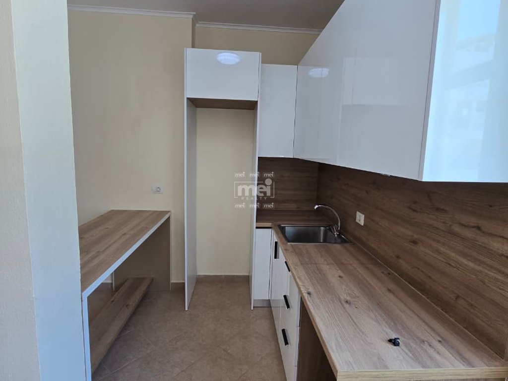SHITET APARTAMENT 1+1 NË SHKËMBIN E KAVAJËS – PRANË HOTEL LEONARDO!