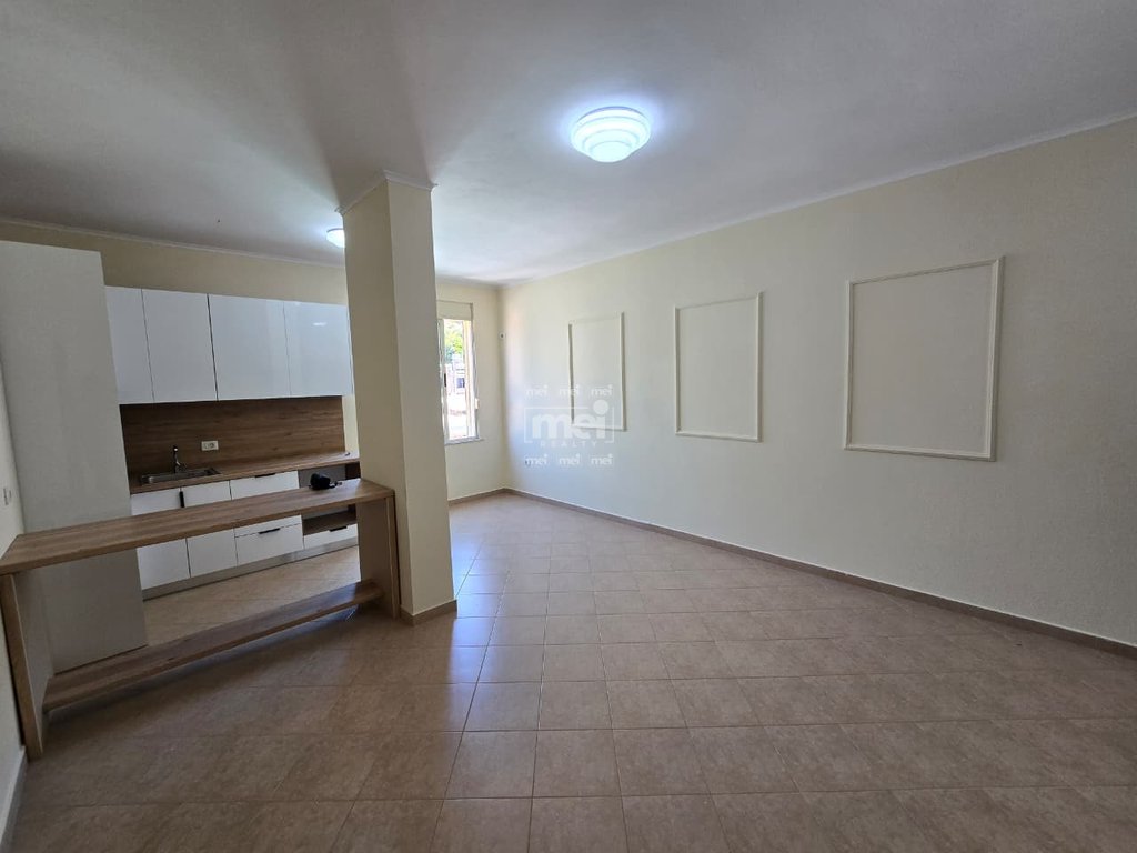 SHITET APARTAMENT 1+1 NË SHKËMBIN E KAVAJËS – PRANË HOTEL LEONARDO!