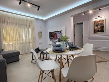 SHITET APARTAMENT 1+1 NË VIJË TË PARË ME DETIN – SHKËMBI I KAVAJËS!