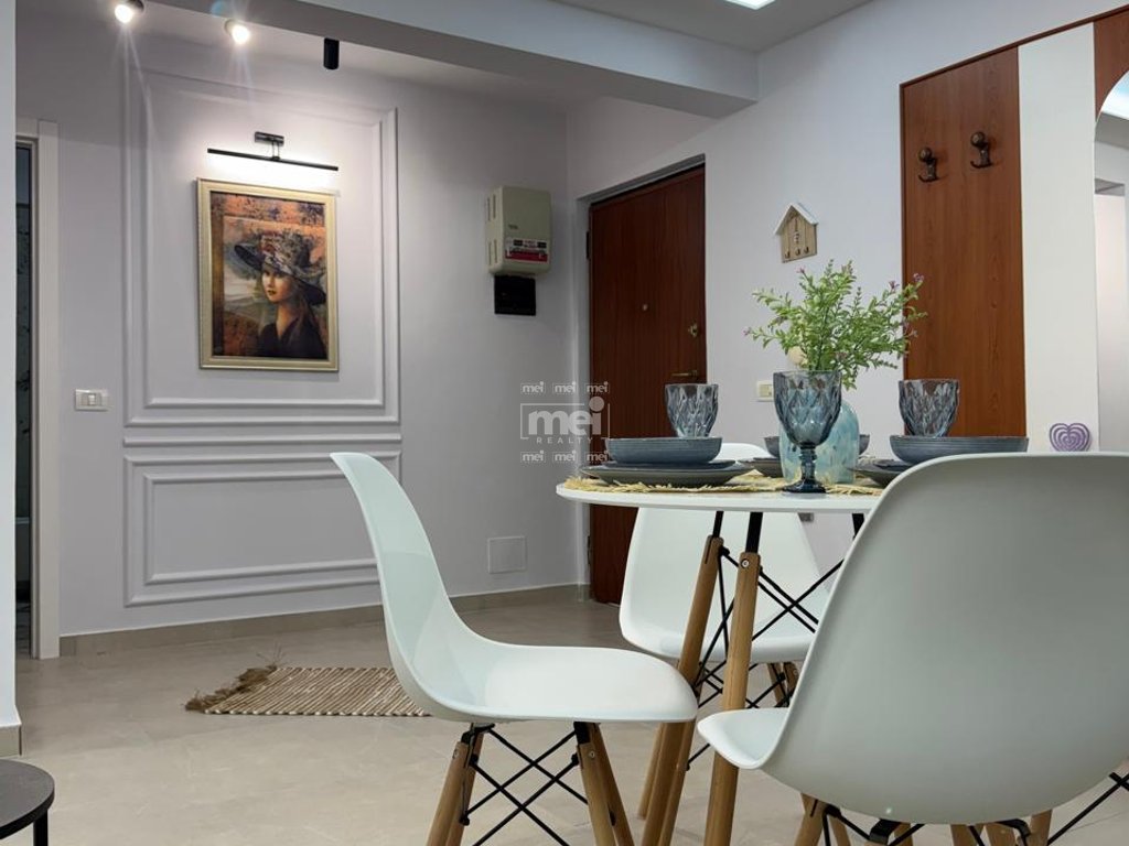 SHITET APARTAMENT 1+1 NË VIJË TË PARË ME DETIN – SHKËMBI I KAVAJËS!
