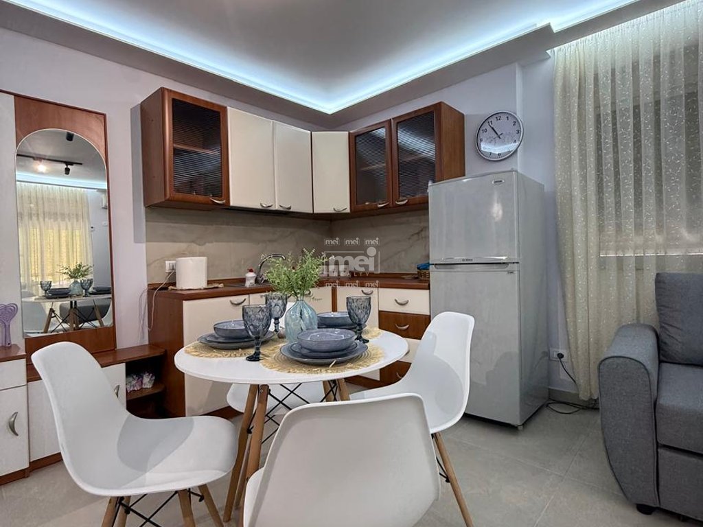 SHITET APARTAMENT 1+1 NË VIJË TË PARË ME DETIN – SHKËMBI I KAVAJËS!