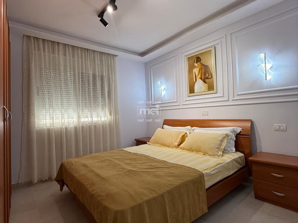 SHITET APARTAMENT 1+1 NË VIJË TË PARË ME DETIN – SHKËMBI I KAVAJËS!