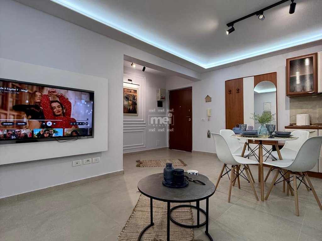 SHITET APARTAMENT 1+1 NË VIJË TË PARË ME DETIN – SHKËMBI I KAVAJËS!