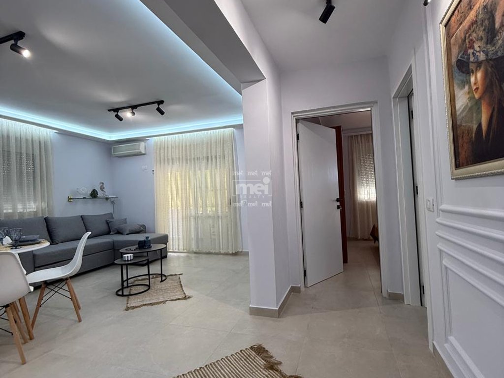 SHITET APARTAMENT 1+1 NË VIJË TË PARË ME DETIN – SHKËMBI I KAVAJËS!