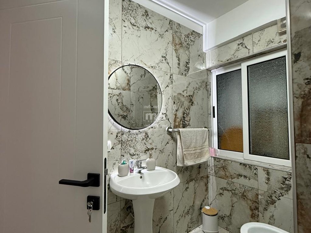 SHITET APARTAMENT 1+1 NË VIJË TË PARË ME DETIN – SHKËMBI I KAVAJËS!