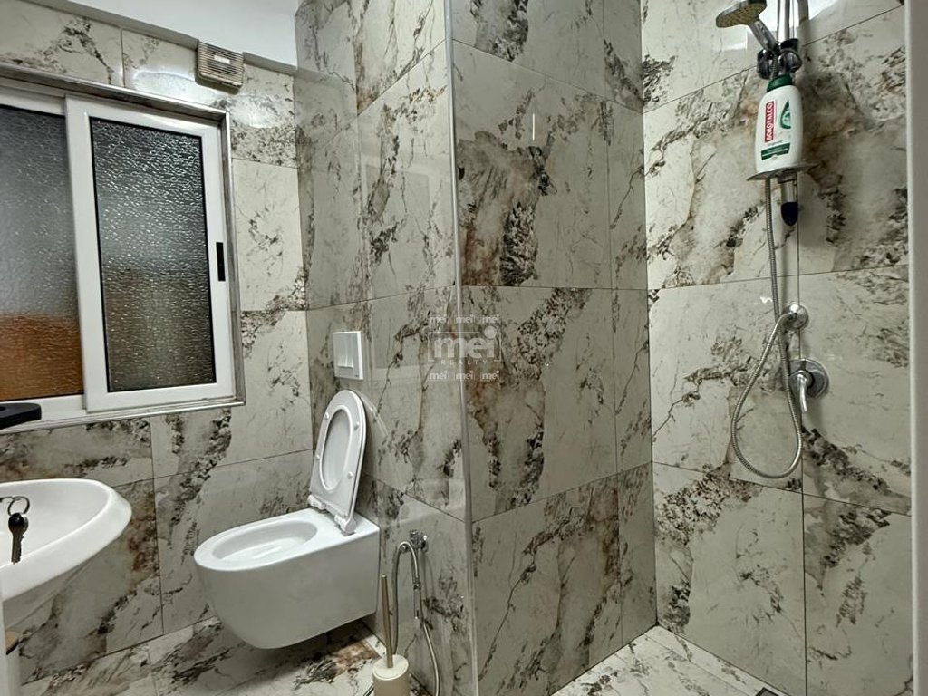 SHITET APARTAMENT 1+1 NË VIJË TË PARË ME DETIN – SHKËMBI I KAVAJËS!