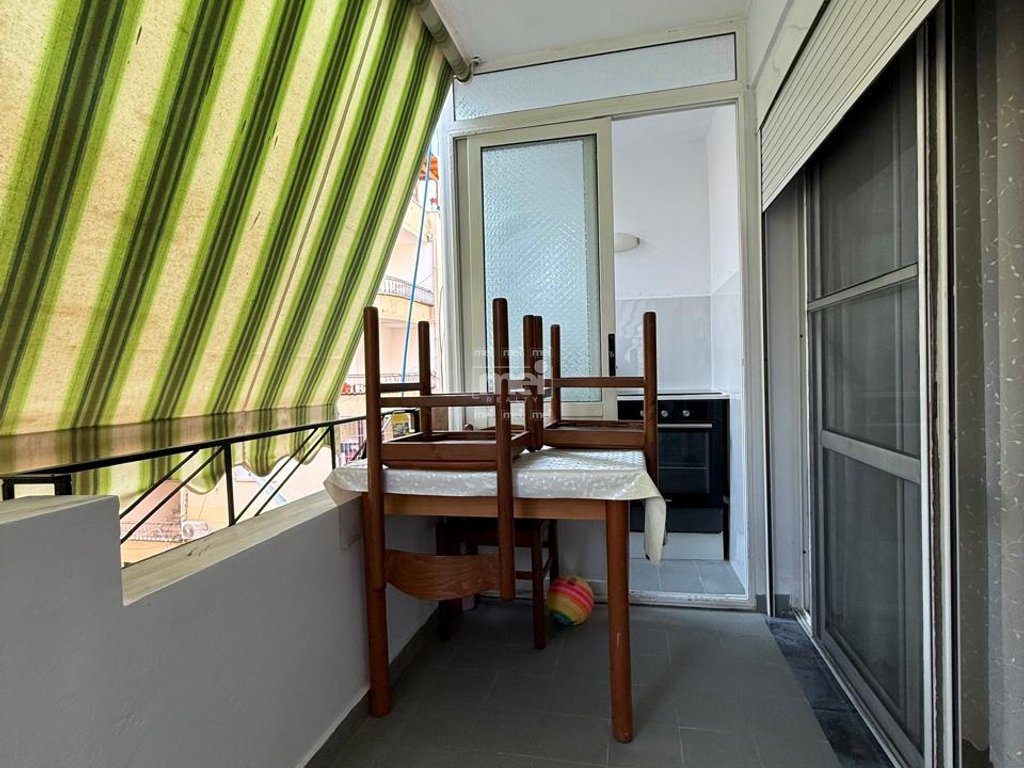 SHITET APARTAMENT 1+1 NË VIJË TË PARË ME DETIN – SHKËMBI I KAVAJËS!