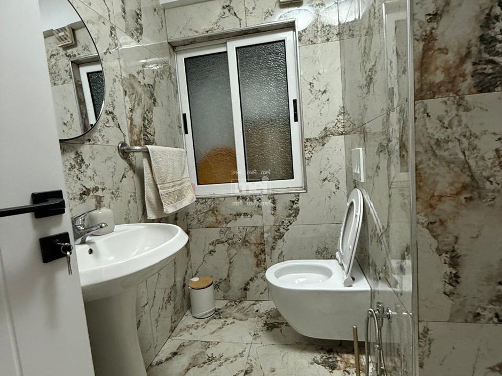 SHITET APARTAMENT 1+1 NË VIJË TË PARË ME DETIN – SHKËMBI I KAVAJËS!