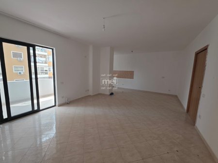 SHITET APARTAMENT 2+1+2 TE MARKATA FRUTA PERIMEVE!