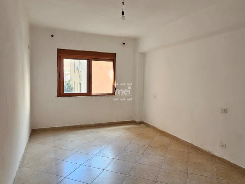 SHITET APARTAMENT 1+1,TEK DREJTORIA E POLICISE,DURRES!