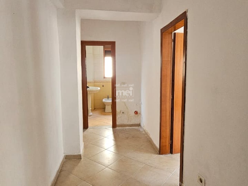 SHITET APARTAMENT 1+1,TEK DREJTORIA E POLICISE,DURRES!