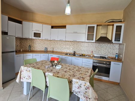 SHITET APARTAMENT 1+1 TEK SHKËMBI I KAVAJËS ME PAMJE NGA DETI!