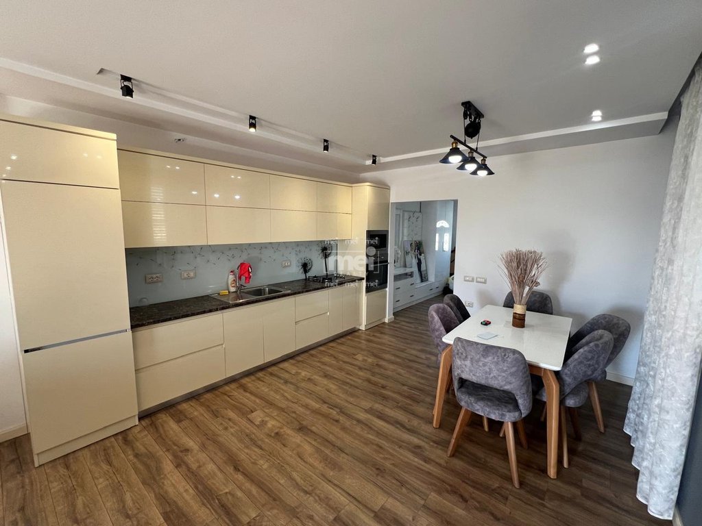 JEPET ME QIRA SUPER APARTAMENT 2+1 TE ISH KENETA+ POST PARKIM!