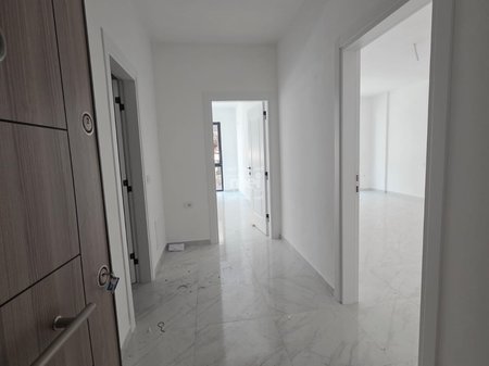 SHITET NJE APARTAMENT 1+1 NE MALI I ROBIT!