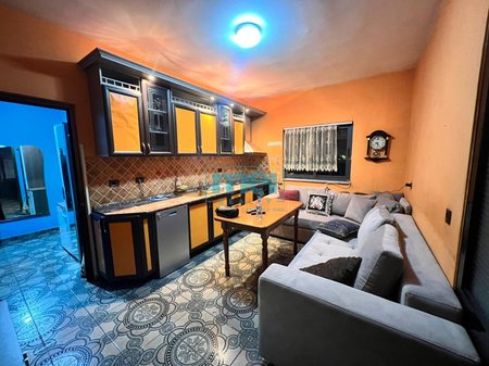 Jepet Me Qera Super Apartament 2+1 Ne Laprake!