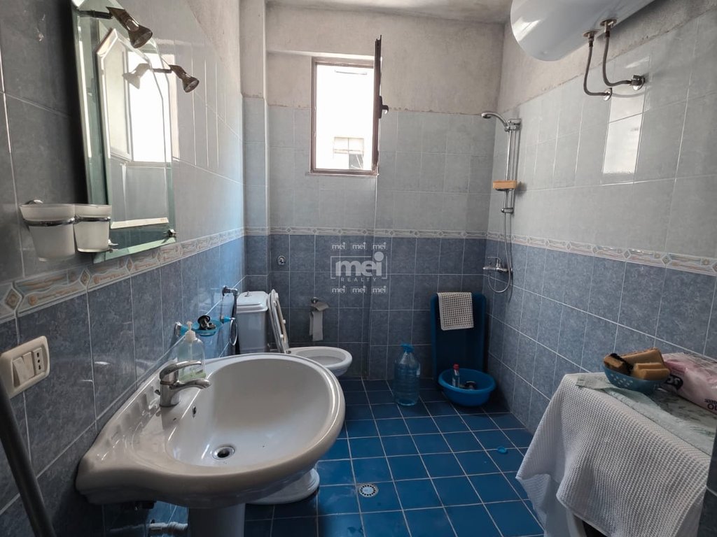 JEPET ME QIRA KATI I NJE SHTEPIE PRIVATE NE SHKOZET!