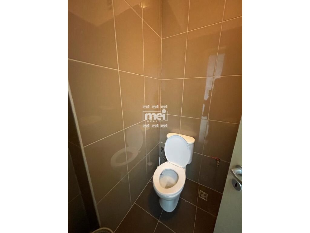 AMBIENT KOMERCIAL PER QIRA NE QENDER!