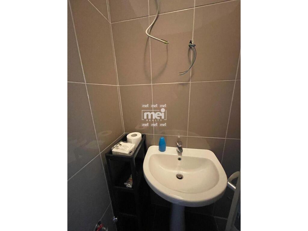 AMBIENT KOMERCIAL PER QIRA NE QENDER!