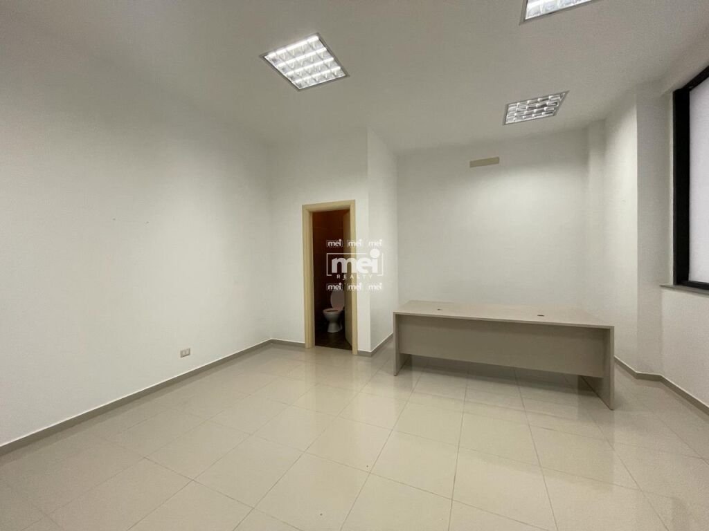 AMBIENT KOMERCIAL PER QIRA NE QENDER!