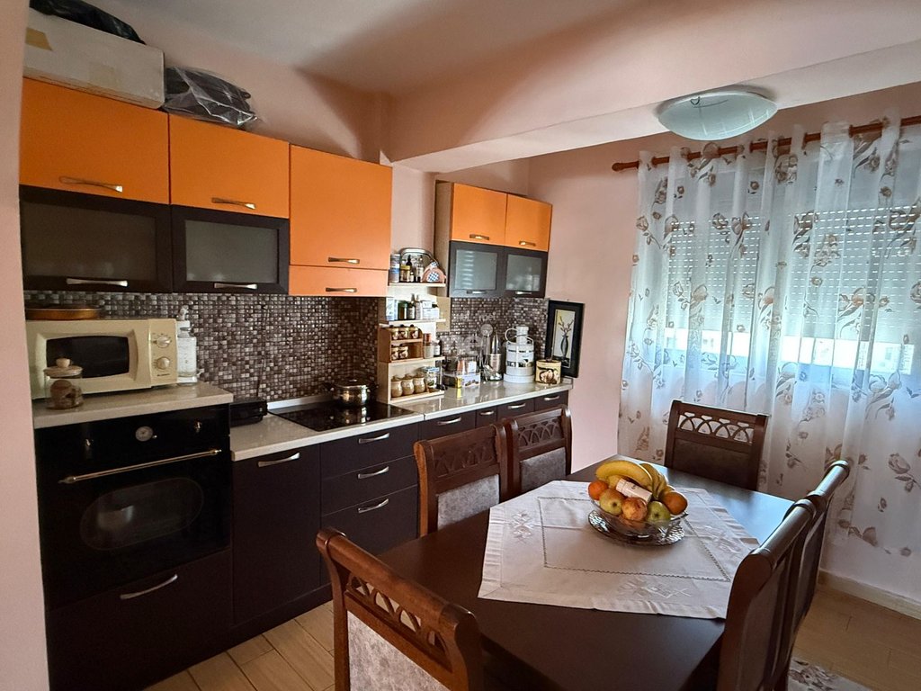 JEPET APARTAMENT ME QIRA 2+1 TE RRUGA E RE E PORTIT!