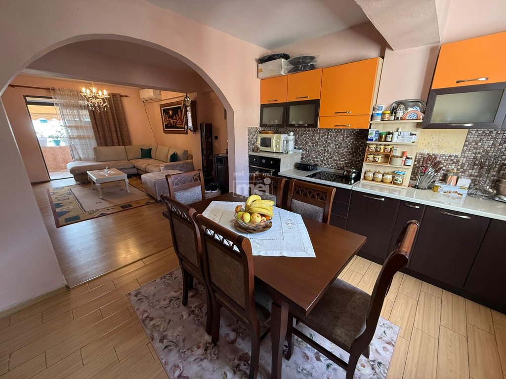 JEPET APARTAMENT ME QIRA 2+1 TE RRUGA E RE E PORTIT!