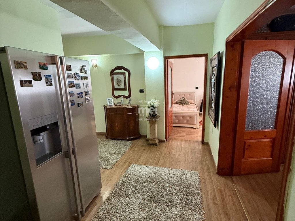 JEPET APARTAMENT ME QIRA 2+1 TE RRUGA E RE E PORTIT!