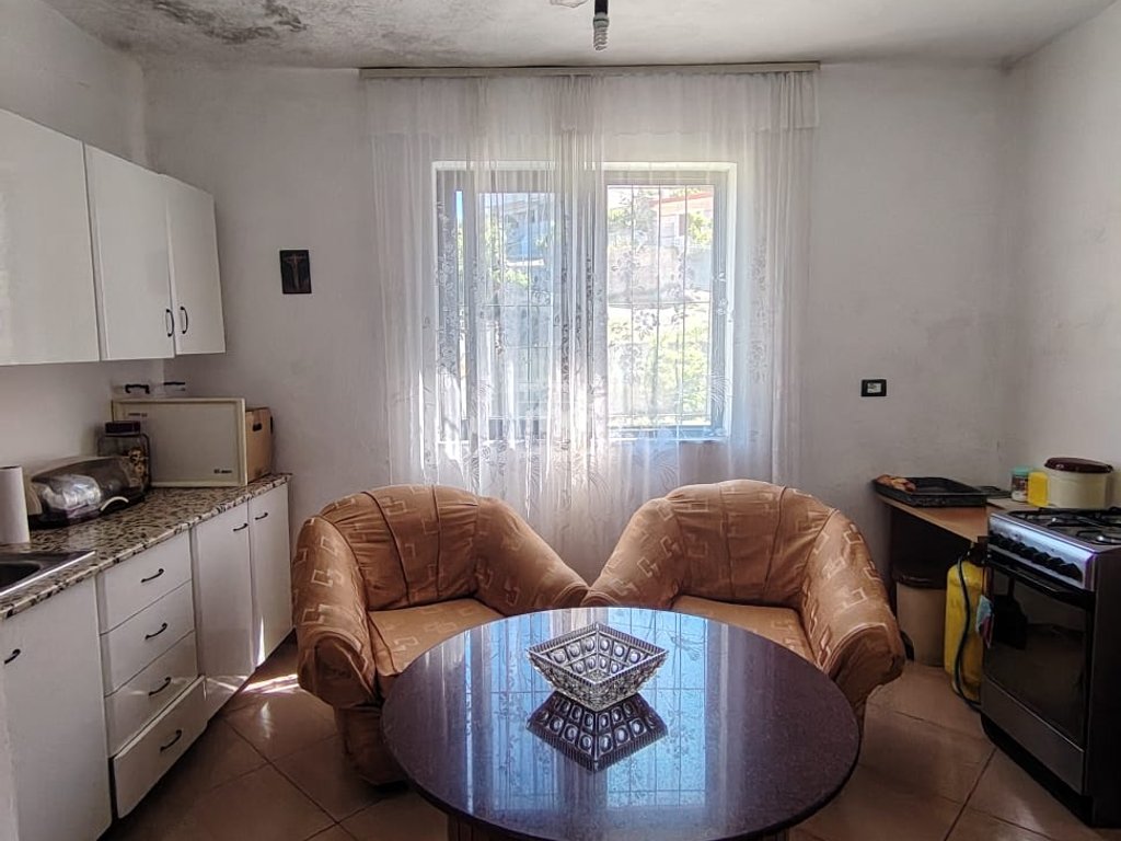 SHTEPI PRIVATE NE SHITJE PRANE CURRILAVE