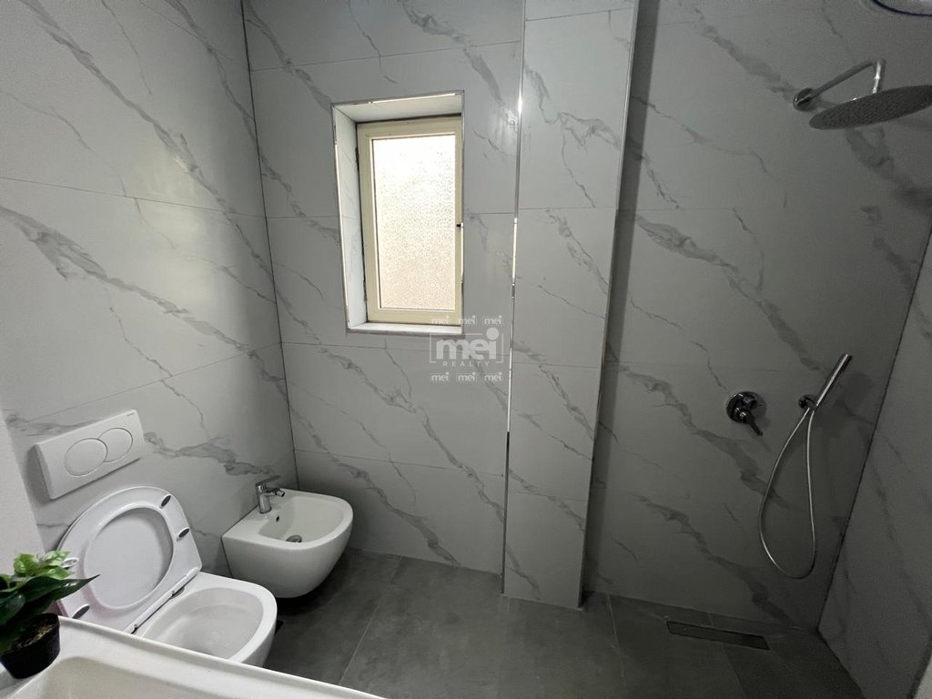 JEPET ME QIRA APARTAMENT 2+1+2 ME PAMJE NGA DETI TEK RRUGA E RE E PORTIT!