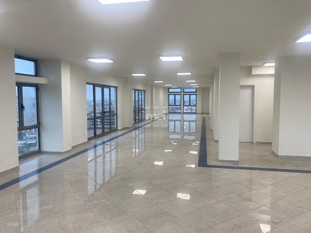 JEPET AMBIENT 428M2 ME QIRA,NE HYRJE TE DURRESIT!