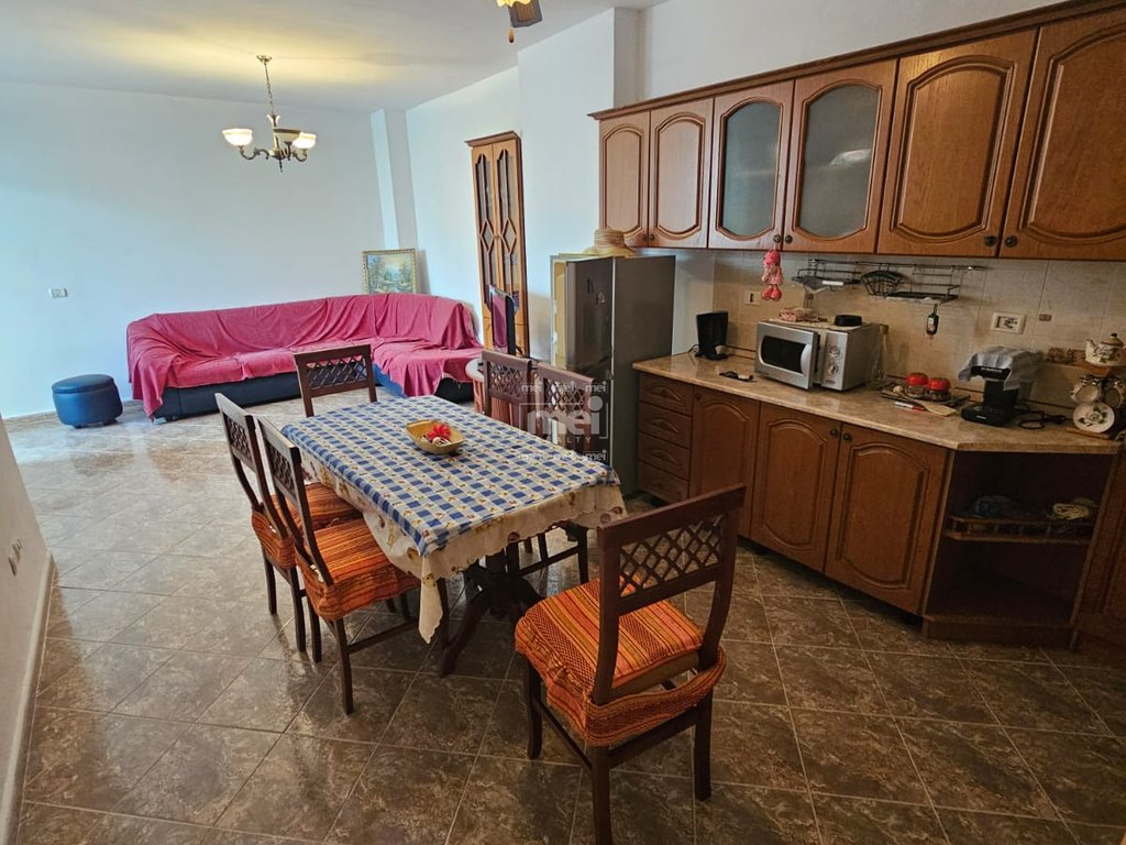 JEPET ME QIRA APARTAMENT 2+1+2+GARAZHD NE QENDER, DURRES!