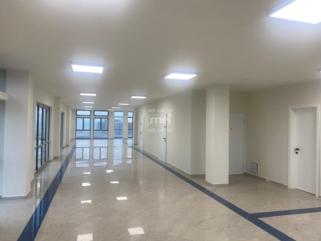JEPET AMBIENT 428M2 ME QIRA,NE HYRJE TE DURRESIT!