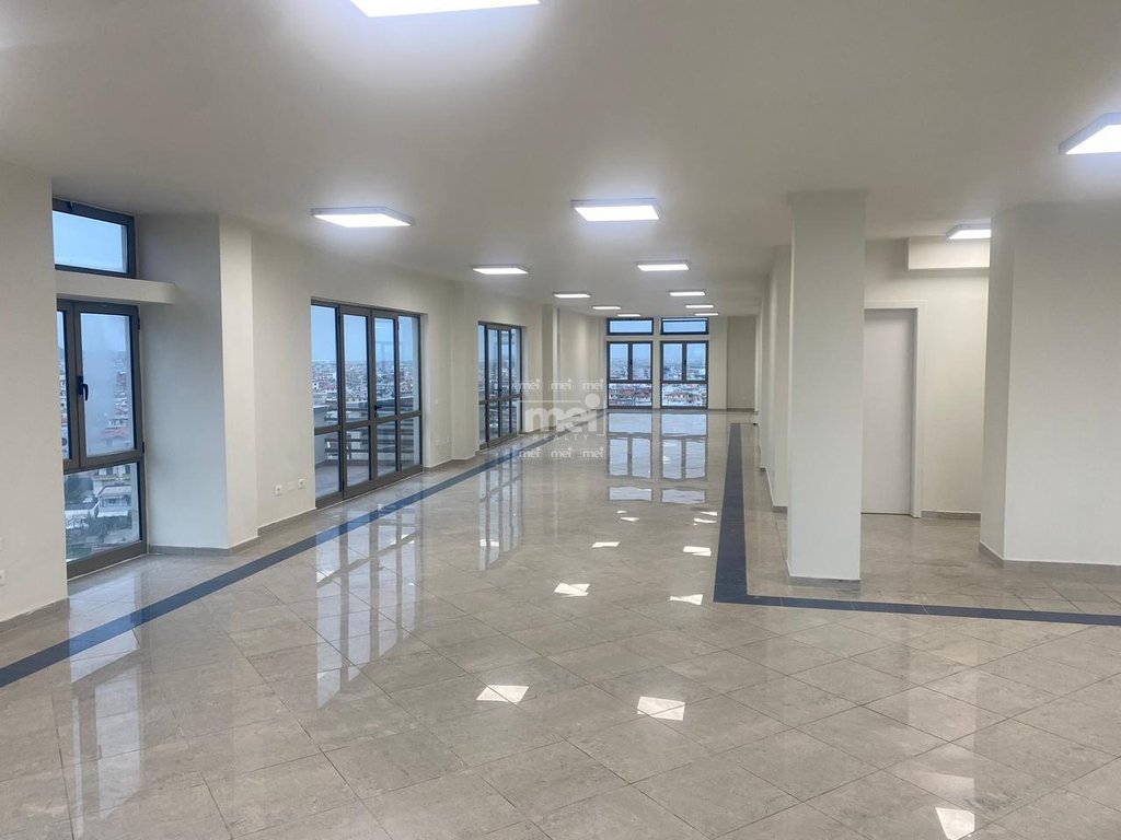 JEPET AMBIENT 428M2 ME QIRA,NE HYRJE TE DURRESIT!