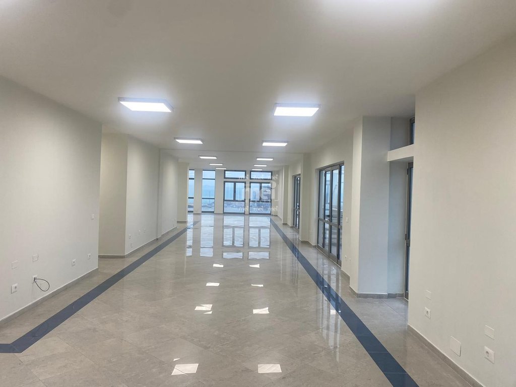 JEPET AMBIENT 428M2 ME QIRA,NE HYRJE TE DURRESIT!